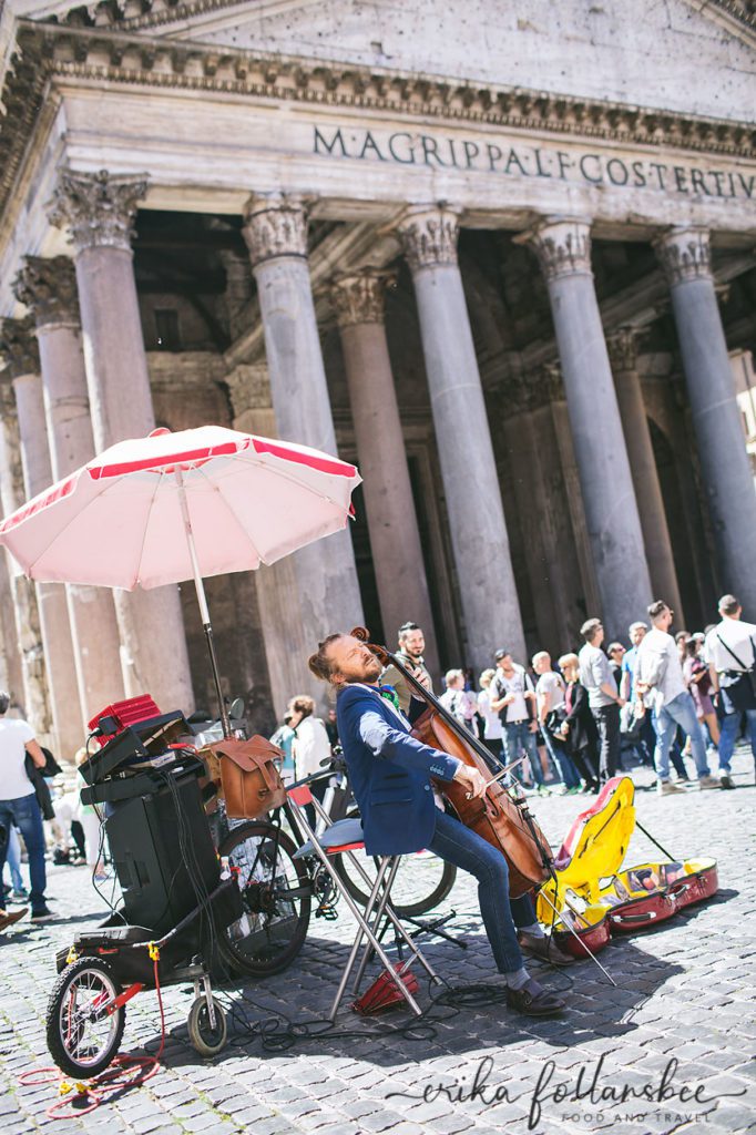 Cello player in Rome, at the Pantheon
